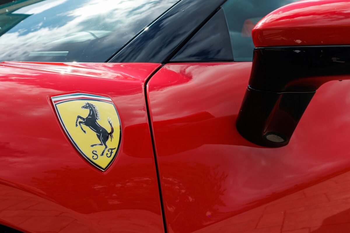 Darabokra törtek egy Ferrarit a nyílt utcán – óriási a kár, sérültek is vannak