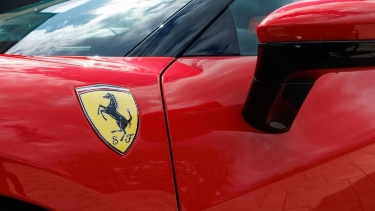 Darabokra törtek egy Ferrarit a nyílt utcán – óriási a kár, sérültek is vannak