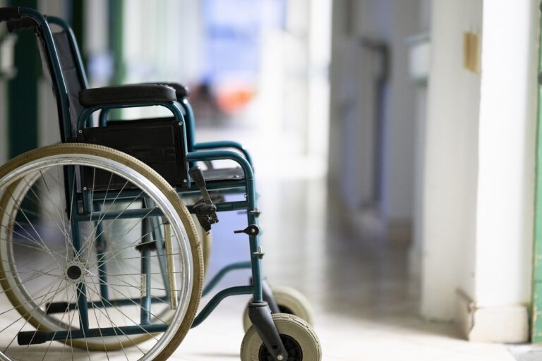 Kórházi köpenyben és cipő nélkül találtak rá egy halott hajléktalanra odakint