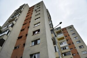 Kizuhant egy gyerek a 7. emeletről