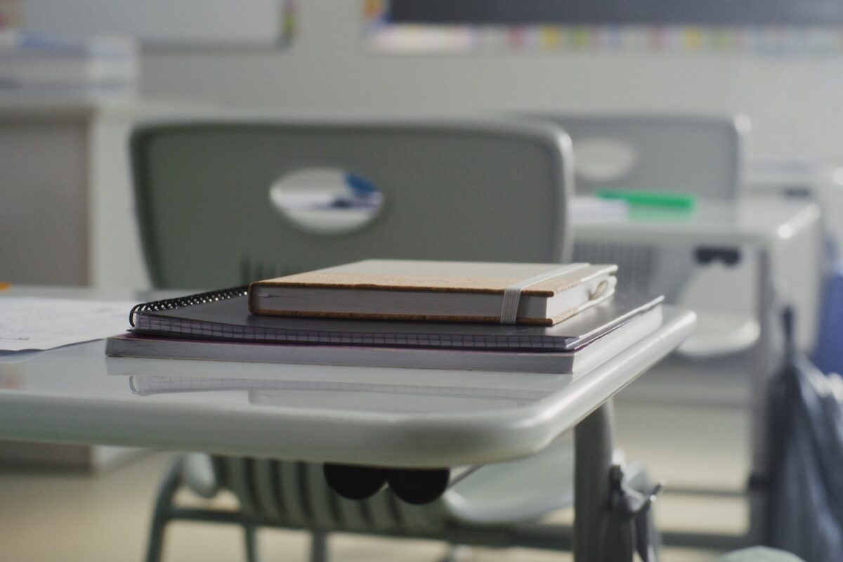 Suttogva súgott az érettségi vizsgán – bűnösnek találták a tanárnőt