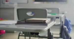 Suttogva súgott az érettségi vizsgán – bűnösnek találták a tanárnőt