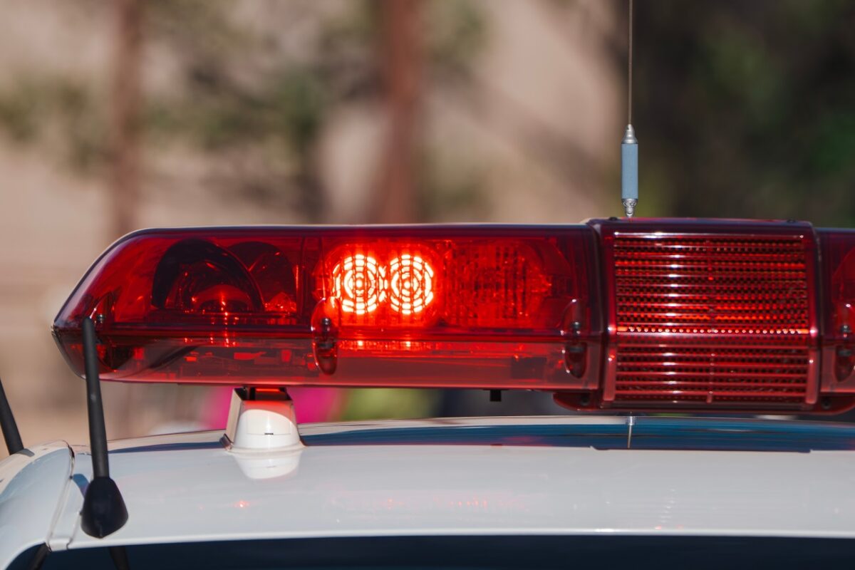 Meghalt egy 1 éves kisfiú, miután kiesett egy autóból – reagált a rendőrség