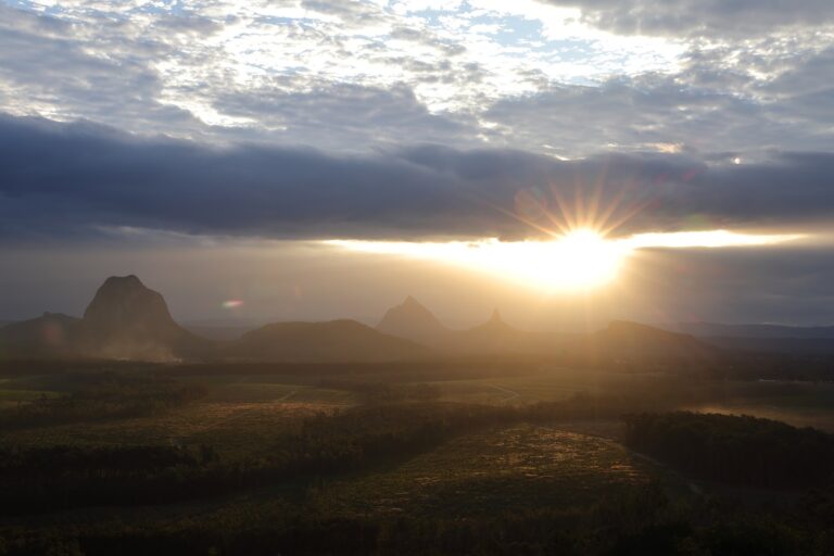 Négy órán át úszott egy 13 éves fiú, hogy megmentse édesanyját és testvéreit