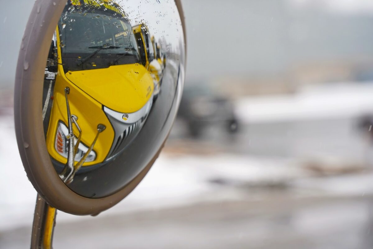 Iskolásokkal teli busz gázolt halálra egy nőt – a sofőr elhajtott a helyszínről