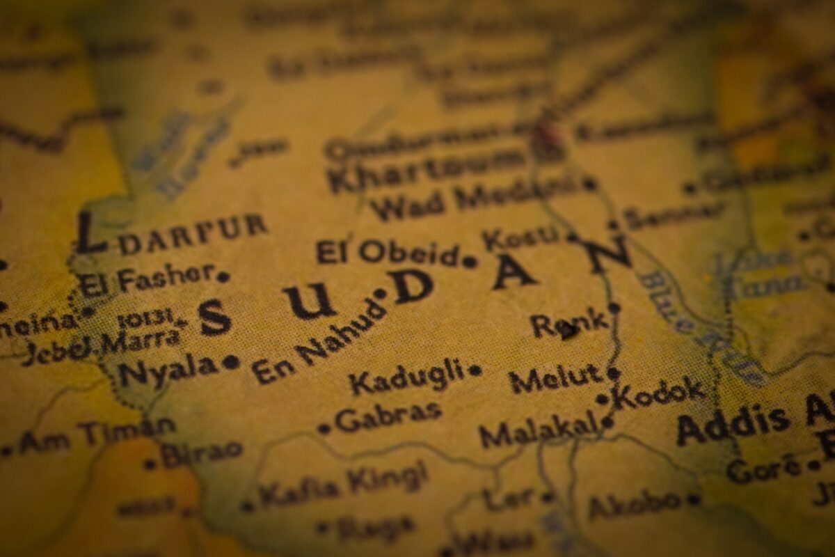 Lebombáztak egy zsúfolásig megtelt szudáni piacot – már közel 30 halottról tudni