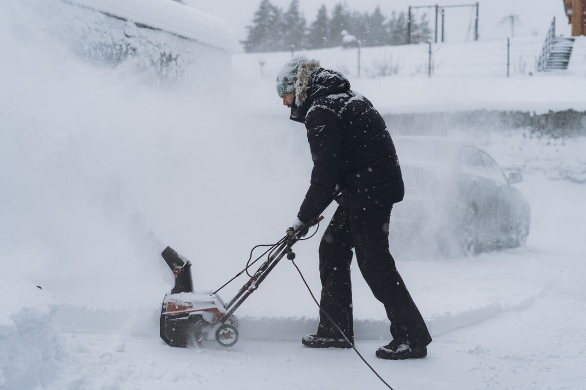 Rengeteg magyart érintő újabb riasztás jelent meg – hatalmas hó van úton, nem érdemes útra kelni