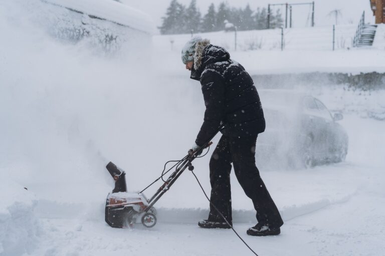 Rengeteg magyart érintő újabb riasztás jelent meg – hatalmas hó van úton, nem érdemes útra kelni