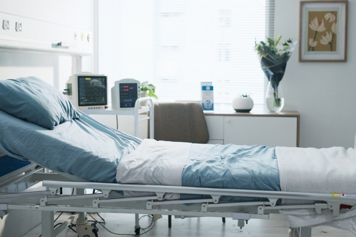 A 23. születésnapját ment ünnepelni, most az életéért küzd