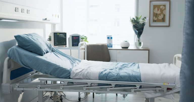 A 23. születésnapját ment ünnepelni, most az életéért küzd