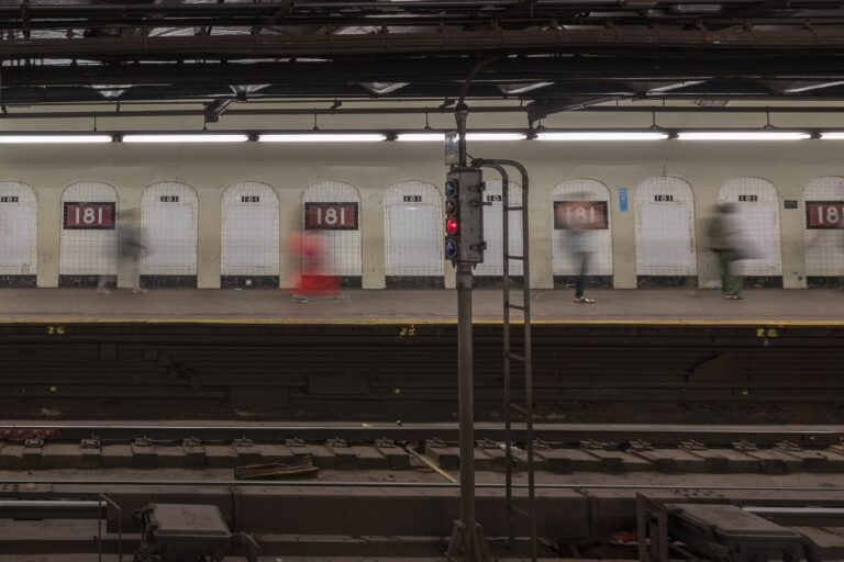 14 éves fiú késelt meg egy kéregetőt a metróban