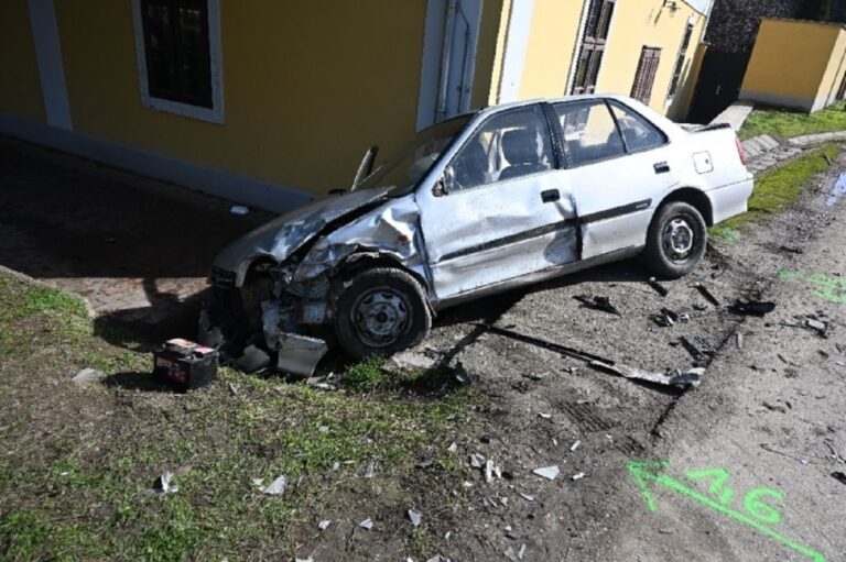 Jogosítvány nélkül okozott hatalmas balesetet egy 22 éves férfi