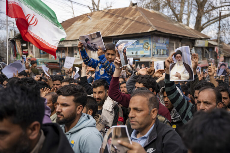 Hirtelen előkerült Irán rejtélyes vezetője, de továbbra sem mutatják meg