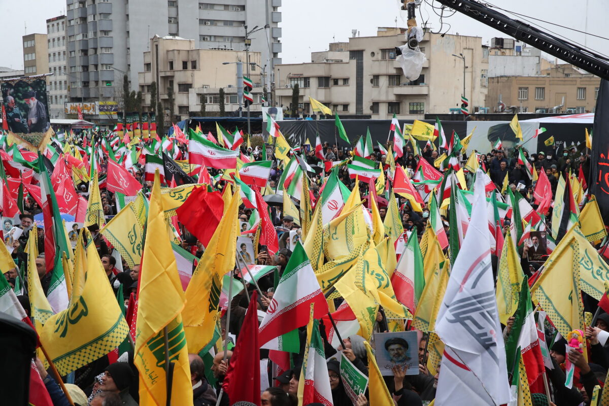 Hatalmas robbanás rázta meg Iránt – már amerikai zászlókat égetnek