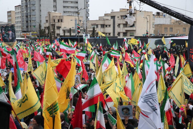 Hatalmas robbanás rázta meg Iránt – már amerikai zászlókat égetnek