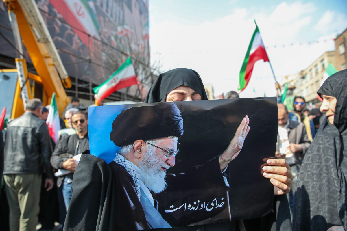 Irán végképp elborulhat – egyszerre több országra lőtt ki rakétákat az éjjel