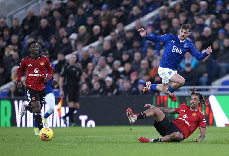 Dupla csapás Liverpoolban – két kulcsembert is elvihet a Manchester United