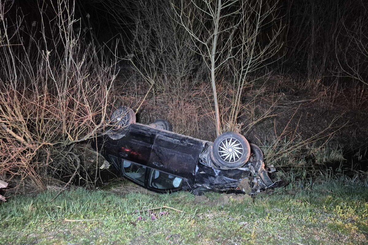 Fejtetőre állt egy autó a 7-es főúton – ittas, jogosítvány nélküli sofőr okozta a balesetet