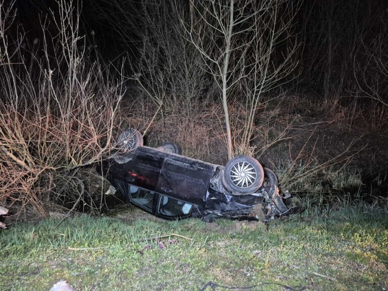 Fejtetőre állt egy autó a 7-es főúton – ittas, jogosítvány nélküli sofőr okozta a balesetet