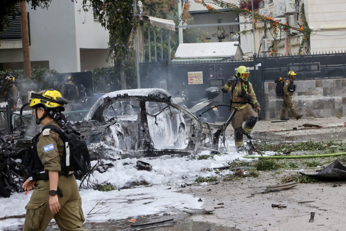 Irán megindította a támadásokat Tel-Aviv ellen – már be is csapódtak a rakéták