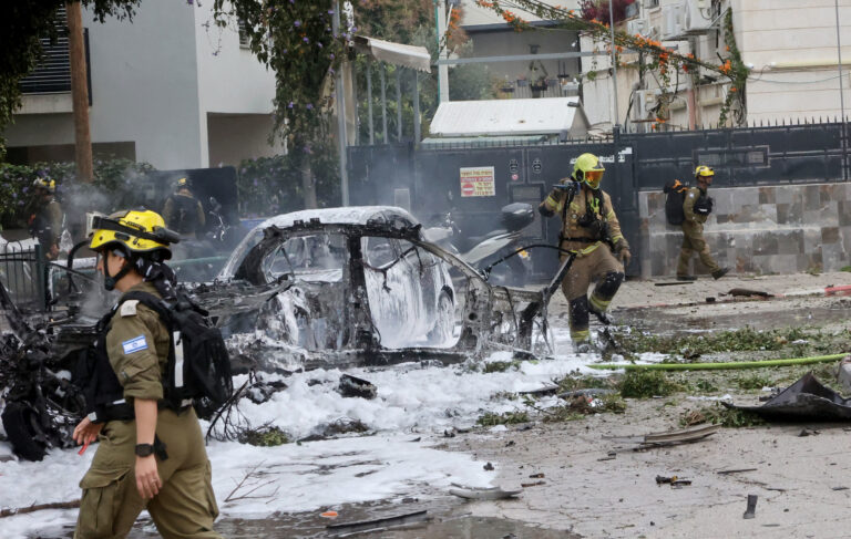 Irán megindította a támadásokat Tel-Aviv ellen – már be is csapódtak a rakéták