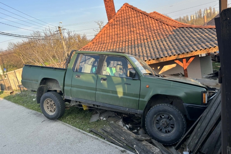 Ittasan és bedrogozva csapódott be egy vezető – közleményt adott ki a rendőrség