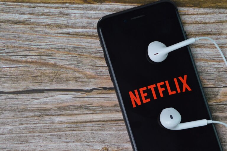 6 évad hiba nélkül – tényleg jobb lett ez a Netflix-sorozat, mint az eredeti