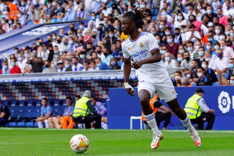 Manchesterben kulcsszerepet ígérnek Camavingának egy rekordközeli ajánlat mellett