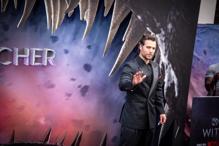 Henry Cavill és Jake Gyllenhaal egy diktátor ellen indul harcba