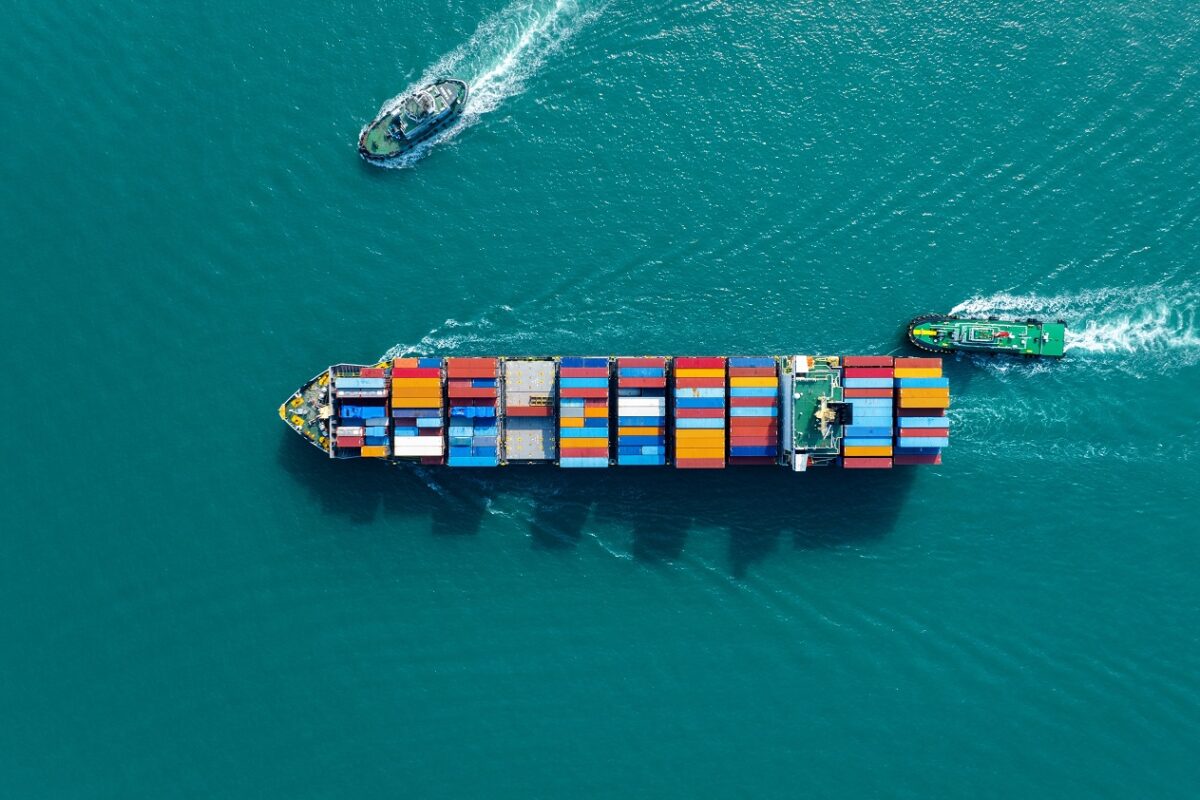 Óriási a káosz – több száz hajó vesztegel a Hormuzi-szorosnál az Irán elleni támadás után