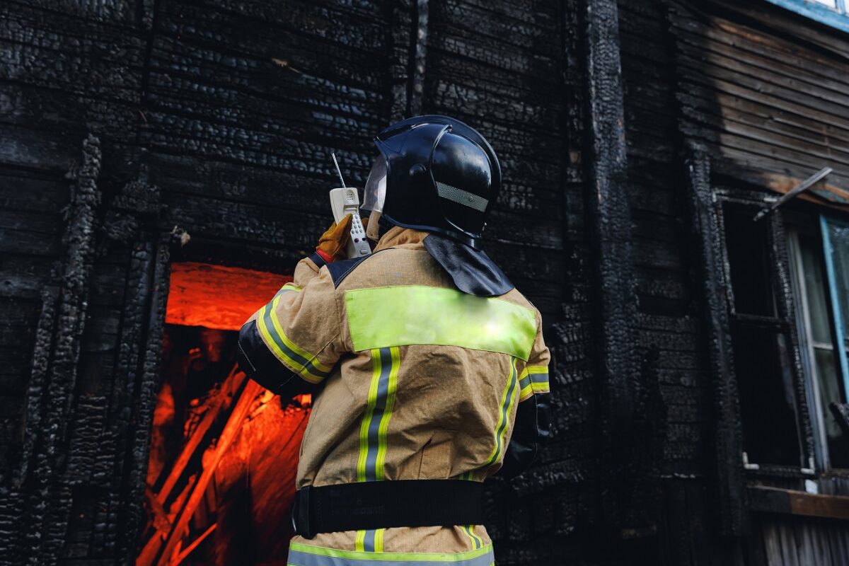 Egy anya és 5 gyermek vesztette életét a kora reggeli lakástűzben