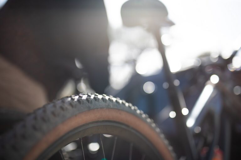 Meghalt egy biciklis, miután összeütközött egy elektromos kerékpárt vezető fiatallal