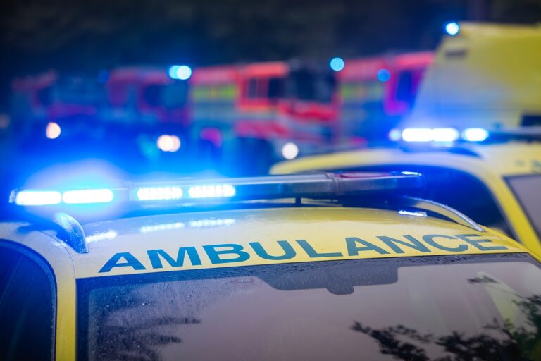 4,5 méter mély lyukba zuhant egy 227 kilós férfi – 40 tűzoltó küzdött érte