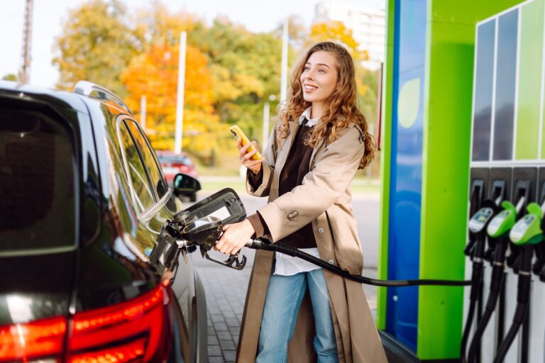 Ennyivel kerülne többe a tankolás Magyarországon védett ár nélkül