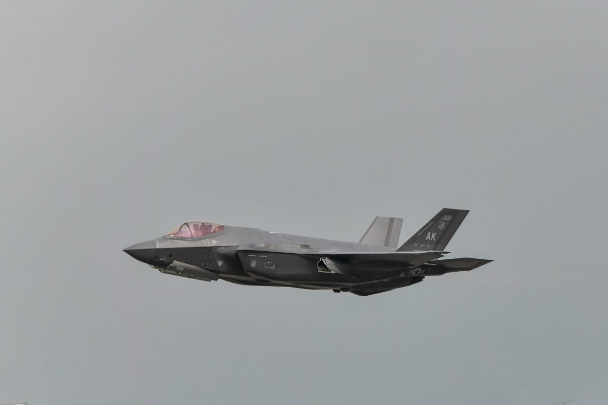 Ellenséges tűz érhette az amerikai lopakodót – drámai kényszerleszállás történt