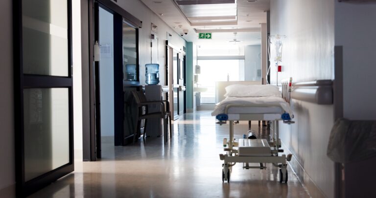 6 méter mélyre zuhant egy 80 éves nyugdíjas a kórházban