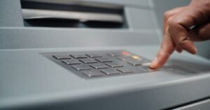 Leállások jönnek az egyik legnagyobb hazai banknál