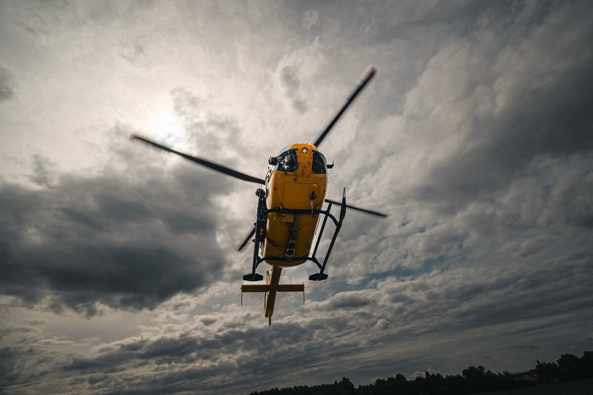 Azonnali riasztást kaptak a mentők – helikoptert is küldtek, súlyos baleset történt