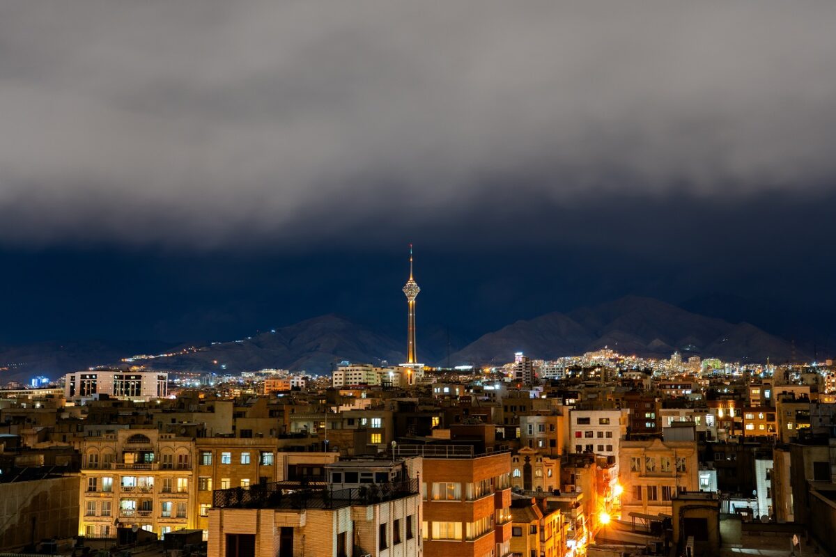 Rendkívüli helyzet alakult ki az iráni fővárosban – megindult a bombázás