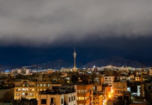 Rendkívüli helyzet alakult ki az iráni fővárosban – megindult a bombázás