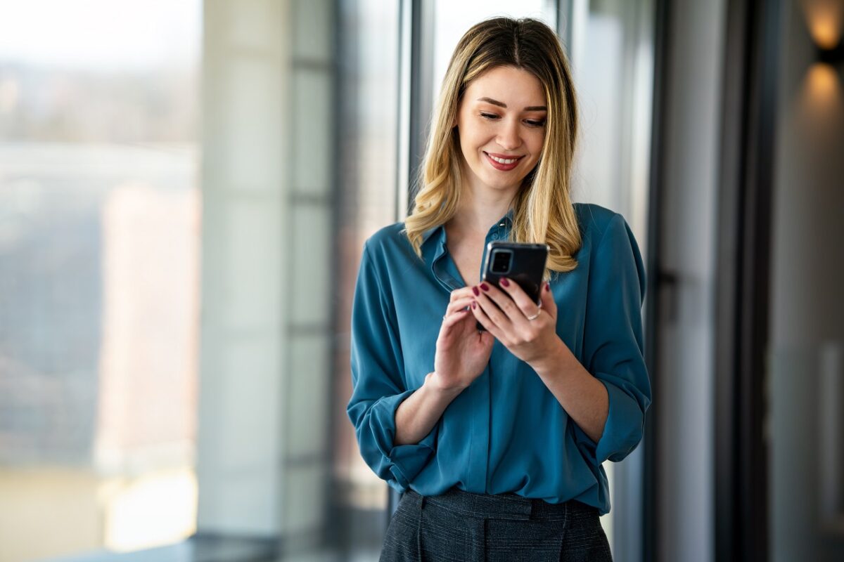 Mesterséges intelligencia segíthet párt találni az egyik legismertebb társkeresőn
