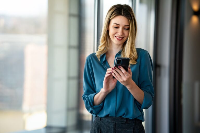 Mesterséges intelligencia segíthet párt találni az egyik legismertebb társkeresőn