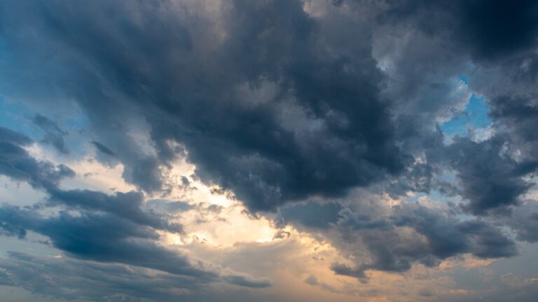 Vihar csap le Magyarországra – ezekre a megyékre már kiadták a riasztást