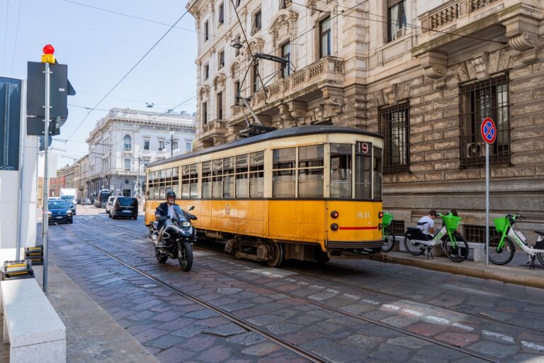 Hibázhatott a villamosvezető – 2 ember meghalt