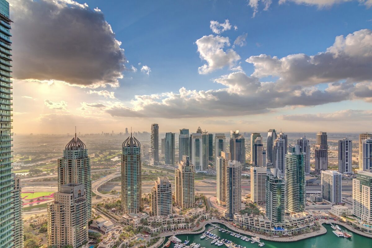 Ez már nagyon súlyos – Irán rakétákat lőtt ki Dubajra hajnalban, robbanások hallatszottak