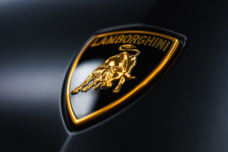 Videóra vették az őrült autós mutatványát – egy Lamborghinivel száguldott az utcán