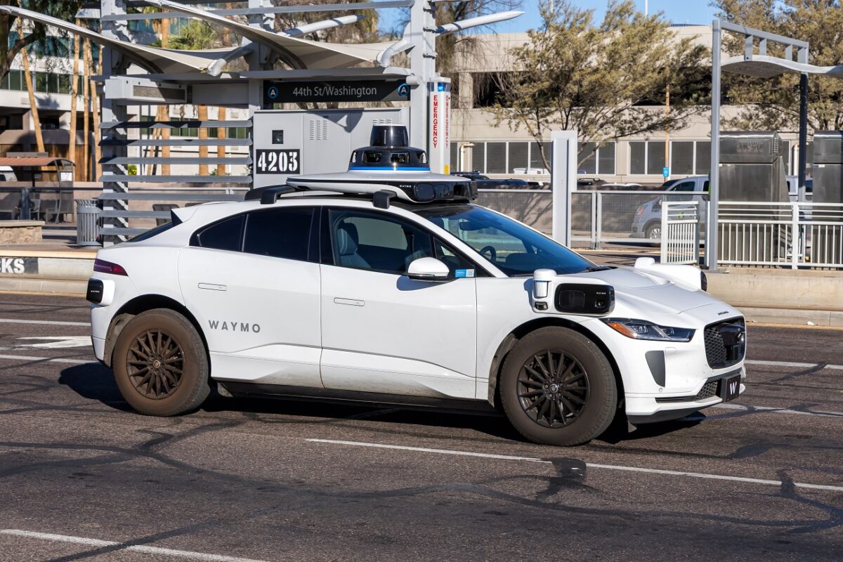 Önvezető taxi akadályozta a mentőket egy halálos lövöldözésnél