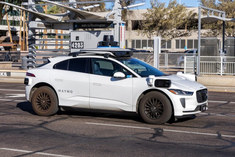 Önvezető taxi akadályozta a mentőket egy halálos lövöldözésnél