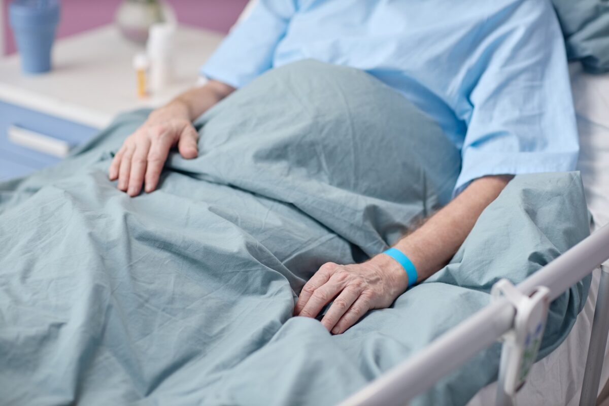 A vendégek buliztak, miközben az ifjú pár a sürgősségin feküdt