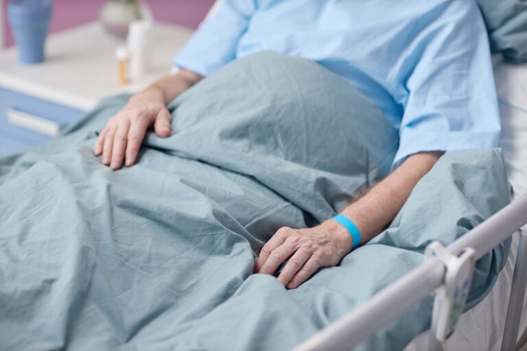 A vendégek buliztak, miközben az ifjú pár a sürgősségin feküdt